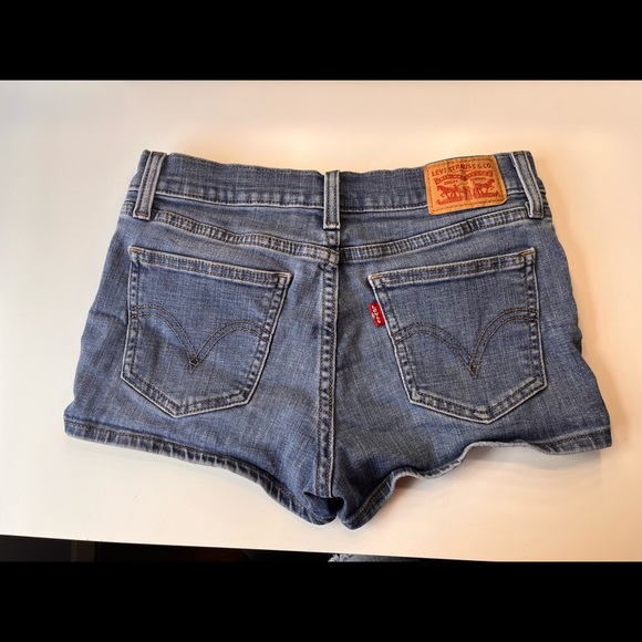 Short Levi Jean shorts! 🩳 - Picture 2 of 4